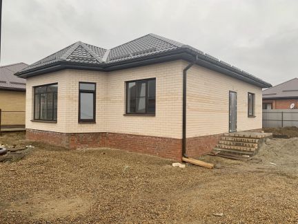 Дом 100 м кв. на участке 5 сот.  Армавир