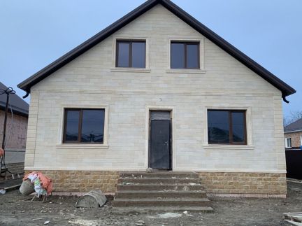 Дом 180 м кв. на участке 6 сот.  Армавир