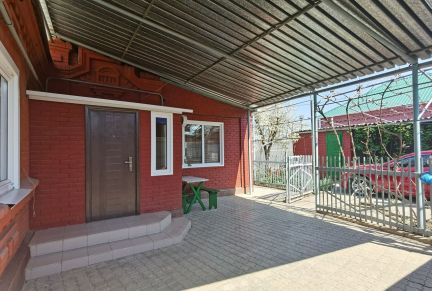 Дом 90 м кв. на участке 3 сот.  Армавир